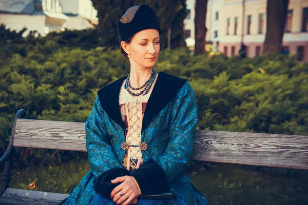 Portret Van Een Vrouw Gekleed Blauwe Historische Barokke Kleren Met — Stockfoto