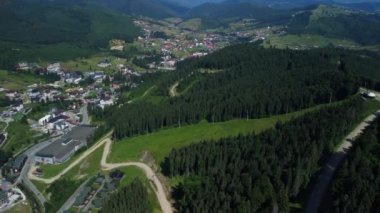 Gökyüzü manzaralı, gökdelenli turistik bir yer, Ukrayna 'nın Bukovel Karpatlar şehrinde güneşli bir yaz günü. Doğal dış seyahat geçmişi.