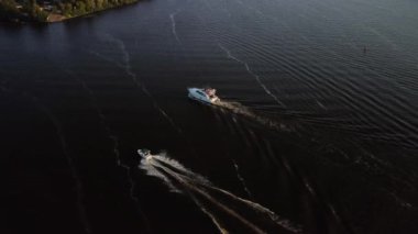 Dinyeper nehrinde yüzen modern yelkenlinin havadan görünüşü, Kyiv Ukrayna. Yaz akşamı vakti. Boş zaman aktivitesi kavramı 