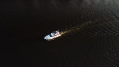 Dinyeper nehrinde yüzen modern yelkenlinin havadan görünüşü, Kyiv Ukrayna. Yaz akşamı vakti. Boş zaman aktivitesi kavramı 