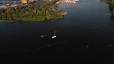 Dinyeper nehrinde yüzen modern yelkenlinin havadan görünüşü, Kyiv Ukrayna. Yaz akşamı vakti. Boş zaman aktivitesi kavramı 