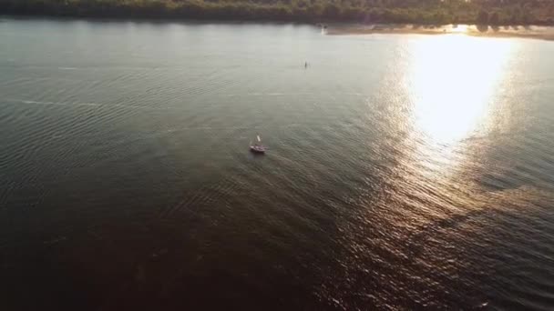 Vue aérienne du voilier moderne naviguant sur la rivière Dniepr, Kiev Ukraine. Soirée d'été. Concept d'activité de loisir 
