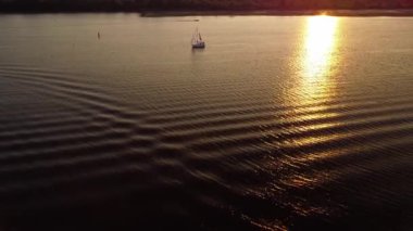 Dinyeper nehrinde yüzen modern yelkenlinin havadan görünüşü, Kyiv Ukrayna. Yaz akşamı vakti. Boş zaman aktivitesi kavramı 