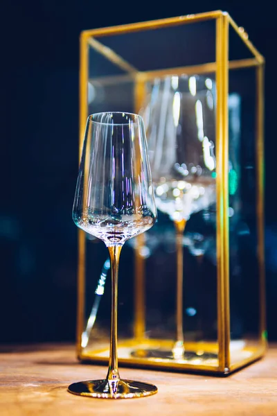 Der Bar Oder Restaurant Stehen Leere Weingläser Auf Dem Tisch — Stockfoto