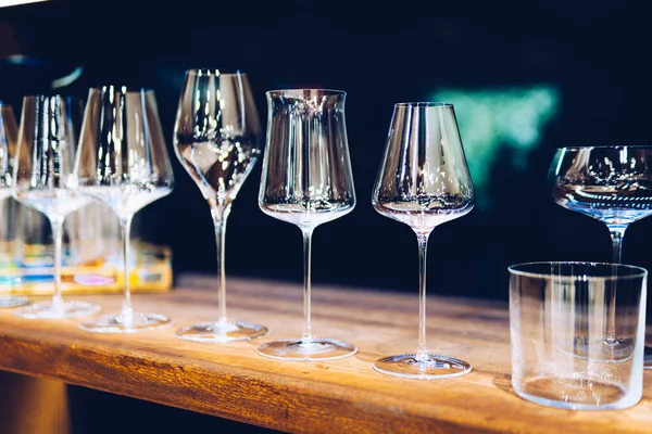 Der Bar Oder Restaurant Stehen Leere Weingläser Auf Dem Tisch — Stockfoto