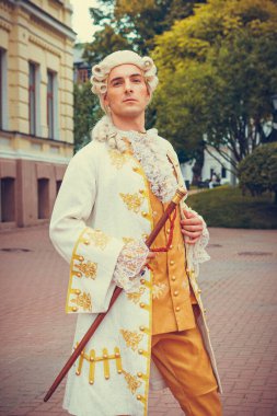Ortaçağ kostümü giymiş bir adamın portresi. Retro tarzı ve tarihi kıyafet kavramları. 18. yüzyılın Ukrayna erkek modası.
