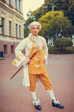 Ortaçağ kostümü giymiş bir adamın portresi. Retro tarzı ve tarihi kıyafet kavramları. 18. yüzyılın Ukrayna erkek modası.