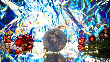 Parlak arka planda noel balosu, yakın plan. Yeni yıl dekorasyonları