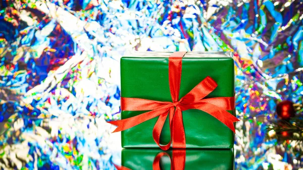 Caixa Presente Natal Embrulhado Papel Verde Com Fita Vermelha Decorações — Fotografia de Stock