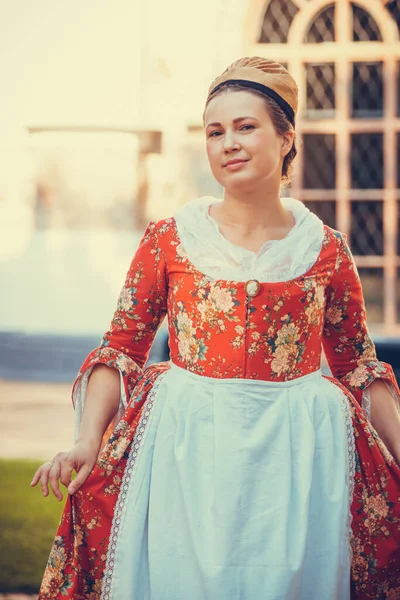 Portret Van Brunette Vrouw Gekleed Rode Historische Barokke Kleren Met — Stockfoto