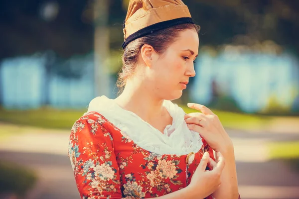 Portret Van Brunette Vrouw Gekleed Rode Historische Barokke Kleren Met — Stockfoto