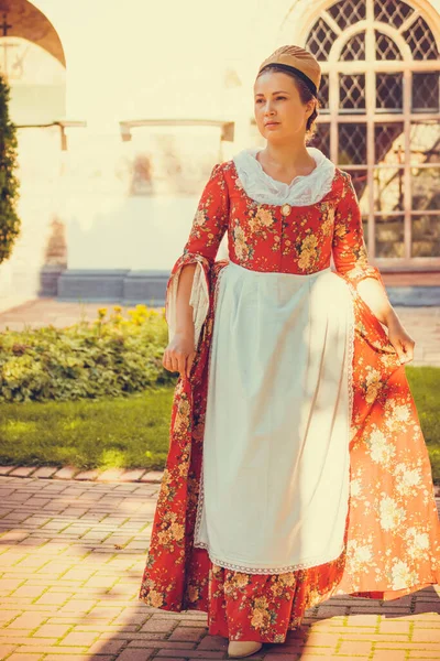 Portret Van Brunette Vrouw Gekleed Rode Historische Barokke Kleren Met — Stockfoto
