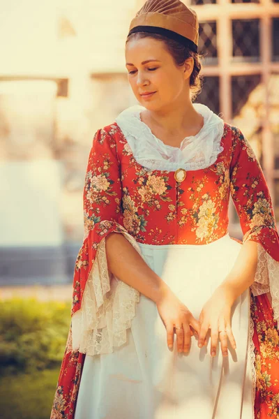 Portret Van Brunette Vrouw Gekleed Rode Historische Barokke Kleren Met — Stockfoto