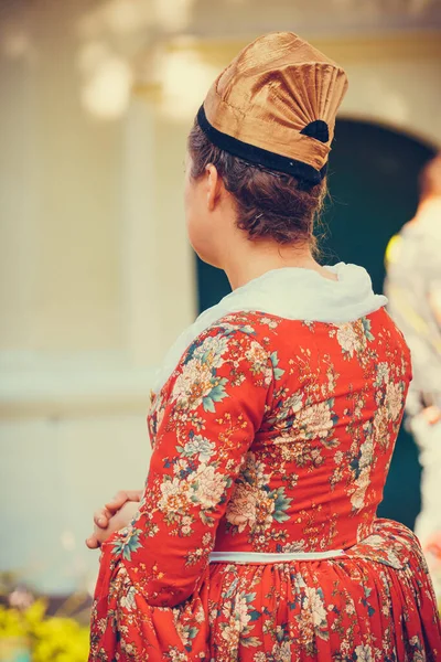 Portrait Femme Brune Vêtue Vêtements Baroques Historiques Rouges Avec Une — Photo
