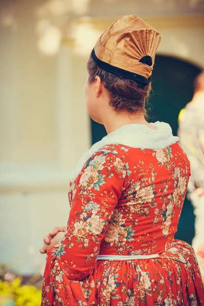 Retrato Mulher Morena Vestida Com Roupas Barrocas Históricas Vermelhas Com — Fotografia de Stock