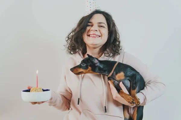 Счастливая Молодая Девушка Дарит Домашний Торт Своей Собаке Помещении Концепция — стоковое фото