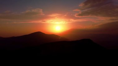 Karpat Dağları 'nın tepesindeki renkli gündoğumunun hava manzarası, sabah sisi, Ukrayna doğası. Seyahat ve yürüyüş kavramı