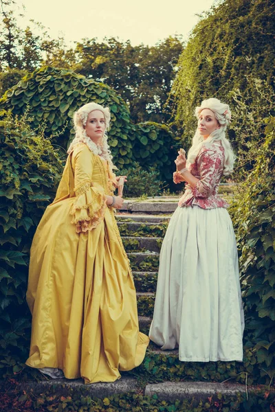 Portret Van Twee Blonde Vrouwen Gekleed Historische Barokke Kleren Met — Stockfoto