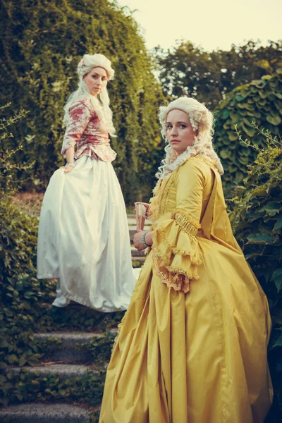Portret Van Twee Blonde Vrouwen Gekleed Historische Barokke Kleren Met — Stockfoto