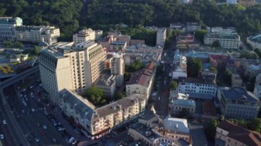 Podil bölgesinin havadan görünüşü, Kyiv Ukrayna. Yukarıdan tarihi bölge silueti. Panoramik şehir manzarası, güneşli bir gün