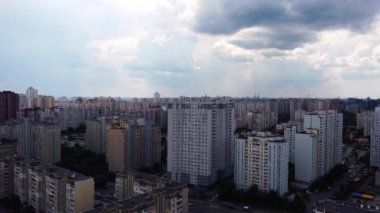 Ukrayna 'nın başkenti Kyiv' deki yüksek katlı apartmanların gerçek manzarası. Modern yatakhane alanları. Çatıdan Uyuyan Bölge Manzarası