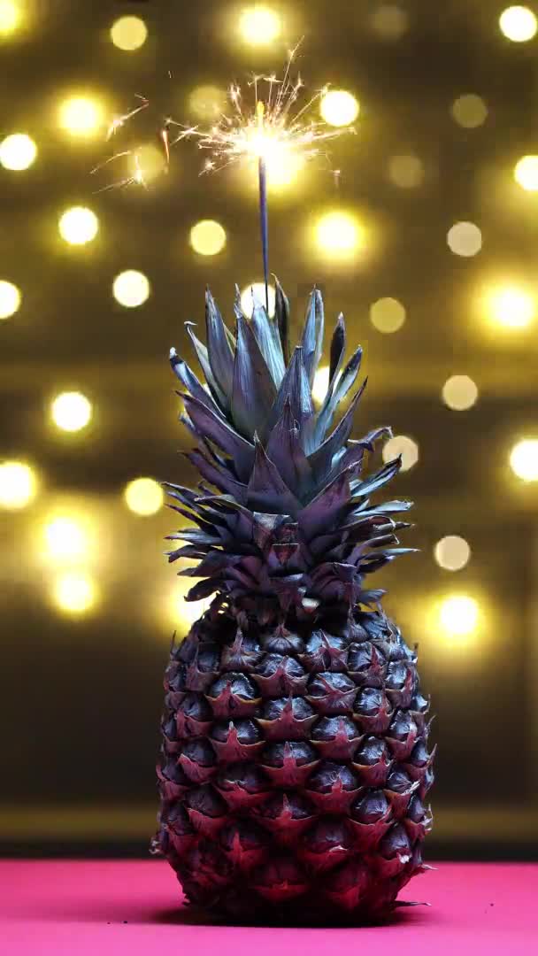 Nahaufnahme Einer Tropischen Ananas Mit Wunderkerzen Party Und Festkonzept — Stockvideo