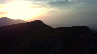 Karpat Dağları 'nın tepesindeki renkli gündoğumunun hava manzarası, sabah sisi, Ukrayna doğası. Seyahat ve yürüyüş kavramı