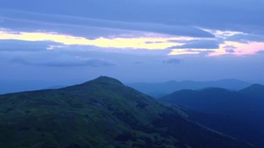 Karpat Dağları 'nın havadan görünüşü hiddetlendi. Ukrayna 'nın turistik yerleri. Turizm, çevre ve doğa konseptleri.
