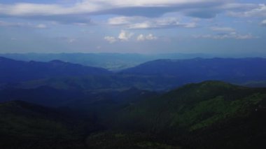 Karpat Dağları 'nın havadan görünüşü hiddetlendi. Ukrayna 'nın turistik yerleri. Turizm, çevre ve doğa konseptleri.