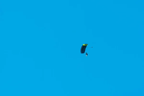 Paraşüt Atlayışı Gökyüzünde Uçan Paraşütçü Silueti Aşırı Spor Adrenalin Kavramları — Stok fotoğraf