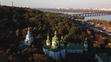 Kyiv, Ukrayna - 09 / 30 / 2021: Barok tarzında Vydubitsky manastırı tarihi ve dini mimarisi. Turistik yerler ve turistik yerler 