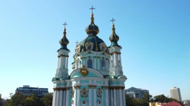 Kyiv, Ukrayna - 10 / 04 / 2021: Andriivska Kilisesi 'nin havadan görünüşü ve Kyiv' in tarihi bölümü - Podil, dini mimari barok tarzında. Turistik yerler ve turistik yerler 