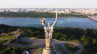 Kiev, Ukrayna, Haziran 2021 - Dinyeper Nehri kıyısında bulunan şanlı Anavatan Anıtı 'nın hava manzarası, gündüz ve akşam gün batımı. Ukrayna 'nın başkentinin ünlü eğlenceleri..
