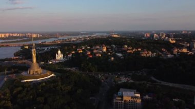Kiev, Ukrayna, Haziran 2021 - Dinyeper Nehri kıyısında bulunan şanlı Anavatan Anıtı 'nın hava manzarası, gündüz ve akşam gün batımı. Ukrayna 'nın başkentinin ünlü eğlenceleri..
