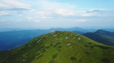 Karpat Dağları 'nın havadan görünüşü hiddetlendi. Ukrayna 'nın turistik yerleri. Turizm, çevre ve doğa konseptleri.