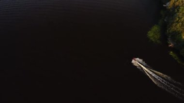 Dinyeper nehrinde yüzen modern yelkenlinin havadan görünüşü, Kyiv Ukrayna. Yaz akşamı vakti. Boş zaman aktivitesi kavramı 
