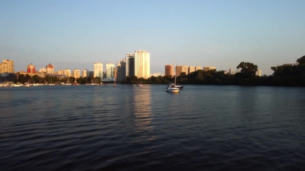 Pemandangan Udara Dari Perahu Layar Modern Yang Berlayar Sungai Dnieper — Stok Video