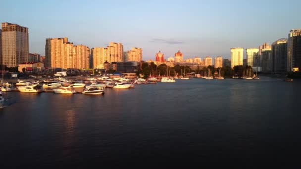 Luftfoto Det Moderne Boligkvarter Floden Dnepr Kiev Sommeraftentid Kiev Ukraine – Stock-video