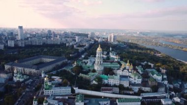 Kyiv, Ukrayna - 10 / 05 / 2021: Tarihi bir Ortodoks Hıristiyan manastırı olan Kyiv Pechersk Lavra 'nın havadan görünüşü. UNESCO 'nun dünya mirası. Şehir manzarası