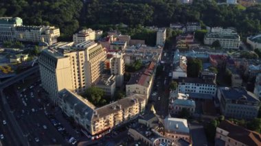 Kiev, Ukrayna, Haziran 2021: Kyiv-Podil tarihi bölgesinin panoraması. Ukrayna 'nın başkentinin mimarisi. Hava aracı görünümü