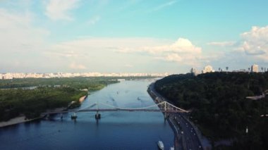Kiev, Ukrayna, Haziran 2021: Kyiv-Podil tarihi bölgesinin panoraması. Ukrayna 'nın başkentinin mimarisi. Hava aracı görünümü