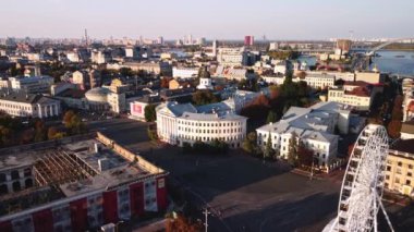 Kyiv, Ukrayna - 4 Ekim 2021: Ulusal Kyiv-Mohyla Üniversitesi 'nin (NaUKMA) ana binası, hava aracı görüşü. Eğitim kavramı.