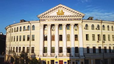 Kyiv, Ukrayna - 4 Ekim 2021: Ulusal Kyiv-Mohyla Üniversitesi 'nin (NaUKMA) ana binası, hava aracı görüşü. Eğitim kavramı.