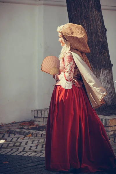 古いファッションの髪型と歴史的なバロック様式の服を着たブロンドの女性の肖像画 豪華な中世のドレス — ストック写真