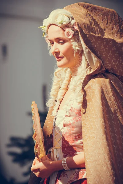 Retrato Mulher Loira Vestida Com Roupas Barrocas Históricas Com Penteado — Fotografia de Stock