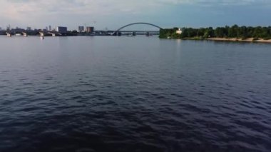 Kiev, Ukrayna, Haziran 2021: Kyiv-Podil tarihi bölgesinin panoraması. Ukrayna 'nın başkentinin mimarisi. Hava aracı görünümü