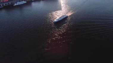 Dinyeper nehrinde yüzen modern yelkenlinin havadan görünüşü, Kyiv Ukrayna. Yaz akşamı vakti. Boş zaman aktivitesi kavramı 