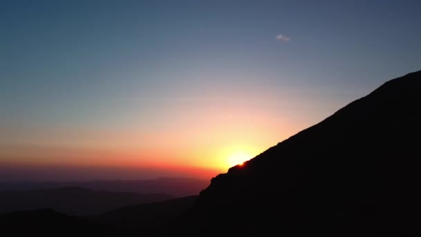 Luchtfoto Van Kleurrijke Zonsopgang Top Van Het Karpaten Gebergte Ochtendmist — Stockvideo