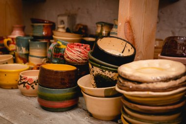 El yapımı seramik sofra takımı renkli kil çömlek seramikleri koleksiyonu. El işi ve sanat konsepti.