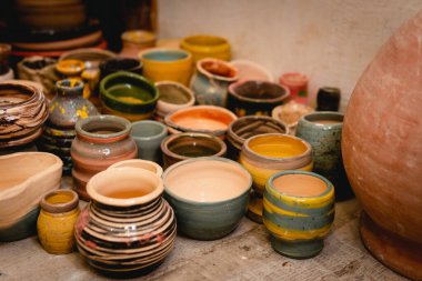 El yapımı seramik sofra takımı renkli kil çömlek seramikleri koleksiyonu. El işi ve sanat konsepti.
